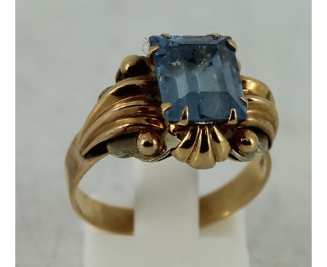 18ct gold dress ring 6g blue stone. Size R  