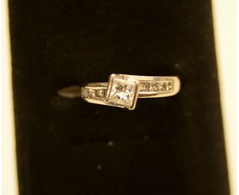 18ct white gold ring with 9 diamonds, centre stone approx 0.37ct. 4.91g size:J 