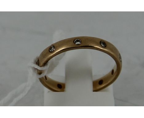 18ct gold band ring with diamonds size: M 3.1g   