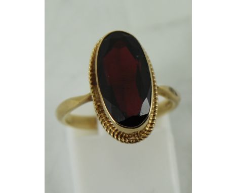 9ct yellow gold ring with garnet stone size: K 4g  