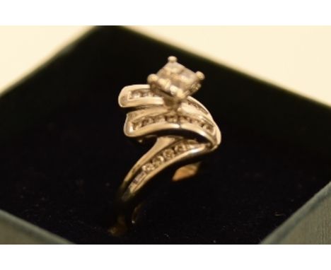 14ct white gold ladies ring with diamonds size:L 
