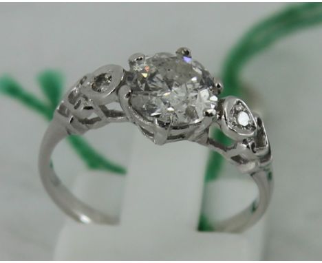 18ct white gold diamond ring with central stone approx 1.5cts. Size: M 