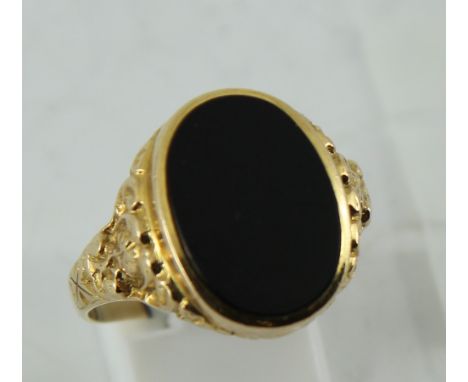 Mens 9ct yellow gold ring with onyx size: Y 7g  