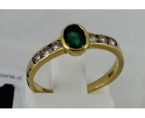 18ct yellow gold ring with diamonds and emerald centre stone. 2.2g size: K 