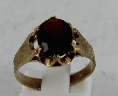 9ct gold ring with red stone. 3g. Size N  