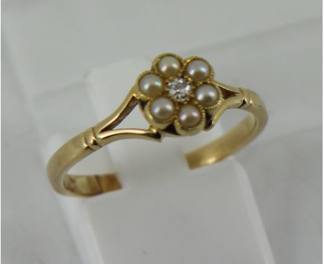 yellow gold ring with pearl and white stone 2g size: P  