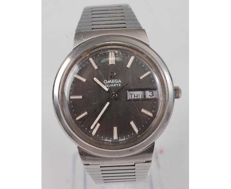 A gent's 1970s Omega stainless steel quartz wristwatch, having a signed dial, baton markers, day/date aperture at 3 o'clock, 