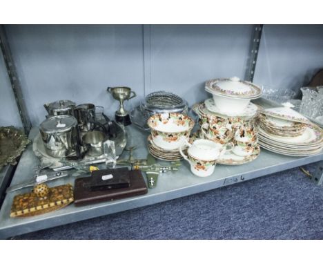 MIXED LOT TO INCLUDE; A ROYAL ALBERT CROWN CHINA PART TEA SERVICE, A PART CHINA DINNER SERVICE TO INCLUDE; THREE GRADUATED ME