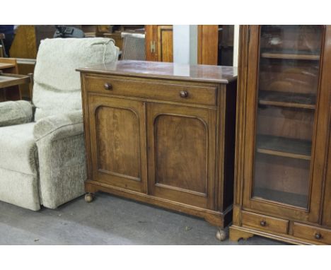 MAHOGANY CUPBOARD,  HAVING TWO CUPBOARD DOORS, AND LONG DRAWER ON BRACKET/PLINTH BASE 