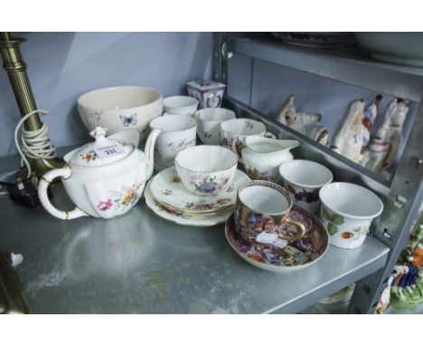 A QUANTITY OF TWENTIETH CENTURY CERAMIC TABLE WARES TO INCLUDE; A ROYAL CROWN DERBY PART TEA SERVICE, A JAPANESE CUP AND SAUC