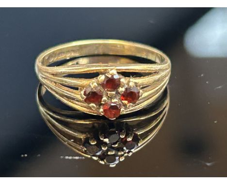 9ct Gold ring set with garnets Weight 2.2g Size L 