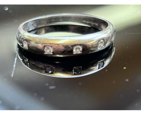 18ct Gold ring set with 5 diamonds Size M 2.4g