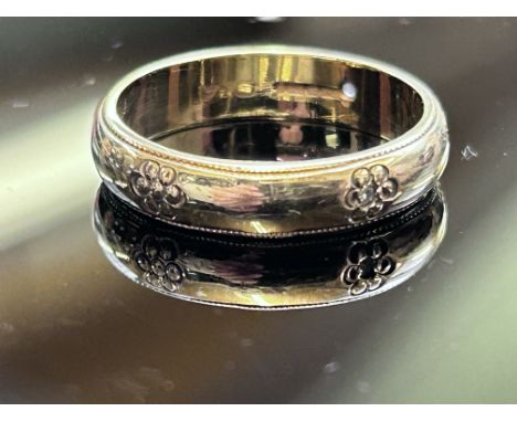 9ct Gold band ring set with diamonds Size O 3.1g 