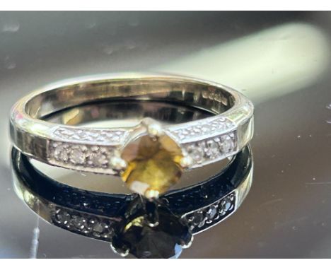 9ct Gold ring set with citrine & diamonds Size O 2.4g 
