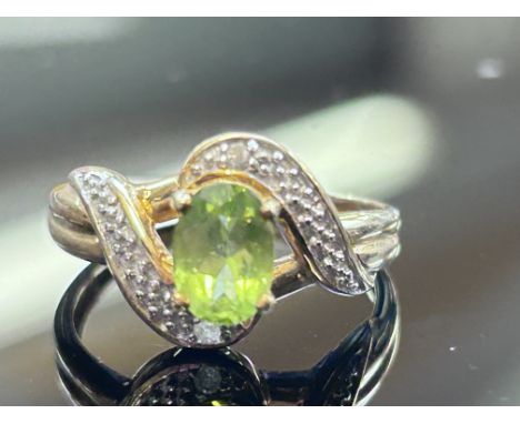 9ct Gold ring set with peridot & diamonds Size M 2.3g 