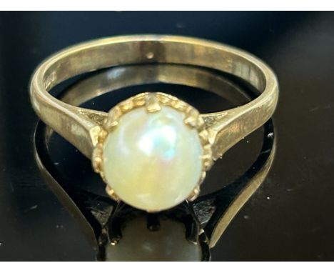 9ct Gold ring set with single pearl Weight 2.9g Size R