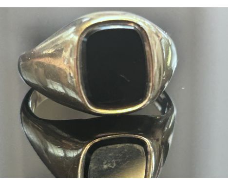 9ct Gold gents pinky ring set with jet Weight 4g Size N 