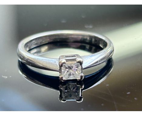18ct White gold ring set with diamond solitaire ring Size K 3.1g