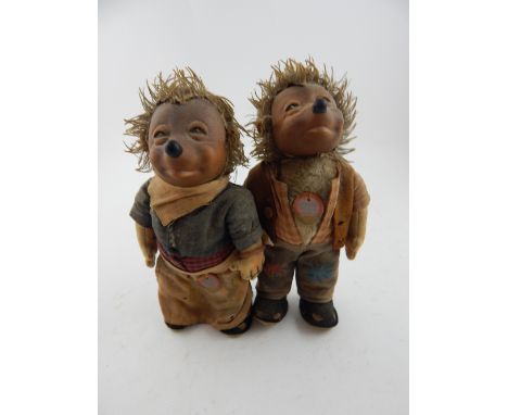 A pair of Steiff hedgehogs. H: 17cm
