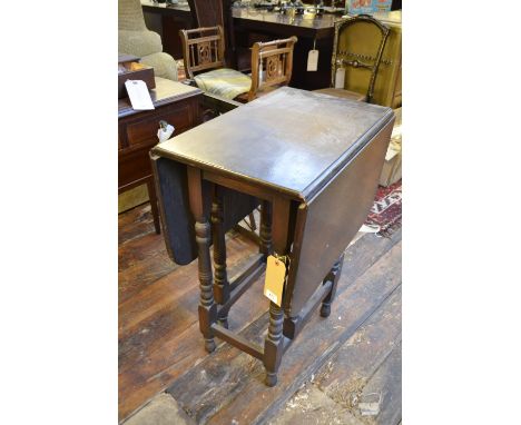 A 1920s oak gate leg table. H: 74cm