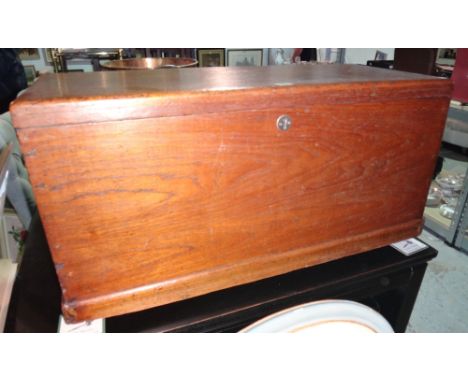 An early 20th century oak lift top trunk, 91cm wide x 44cm high.