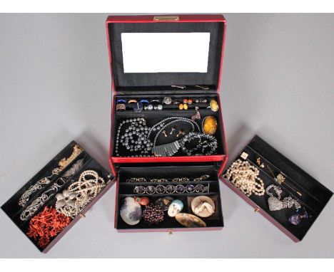   Schmucknachlass in Schmuckschatulle  Bestehend aus Hämatitschmuck, 4 Halsketten, 1 Armband, Ring und Ohrringe. Rote Stabkor