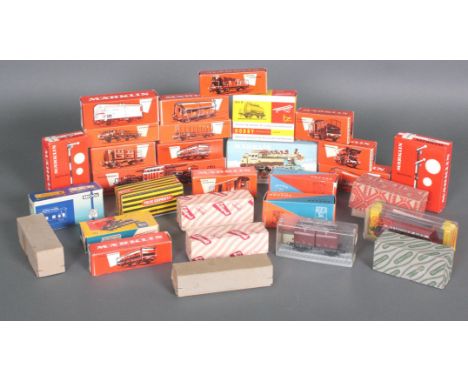   Konvolut Eisenbahn Spur HO, teils neuwertig und in den original Verpackungen  1x Märklin Dampflock 3031. 13 Waggons 4619, 4