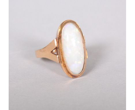   Damenring mit Opal, 14 Karat Gelbgold  Ovaler Opalcabochon ( Höhe über 1,8 cm), Ringgröße 53, 6,8 g.          