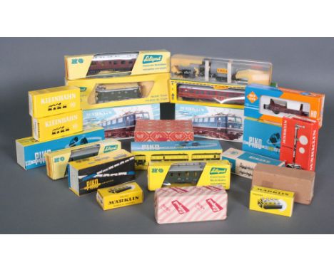  Konvolut Eisenbahn Spur HO, teils neuwertig und in den original Verpackungen  Piko Nebenantriebwagen 6100 und Beiwagen 6504