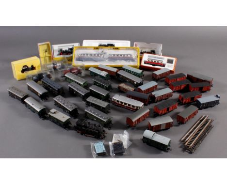   Konvolut H0 Eisenbahn  1 Trix H0 Dieseltriebwagen 2473, neuwertig. 2 Fleischmann Dampfloks 400 und 4010. 1 Roco Dampflock B