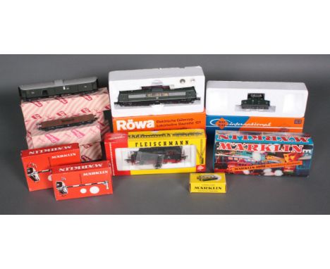   Konvolut Eisenbahn Spur HO, teils neuwertig und in den original Verpackungen  1x Märklin Dampflock 3096. 1x Röwa E-Lok Baur