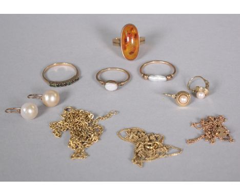   Konvolut Goldschmuck aus 8 Karat Gelbgold  Bestehend aus 3 Halsketten. 4 Ringe besetzt mit Bernstein, Perle, Opal und Saphi