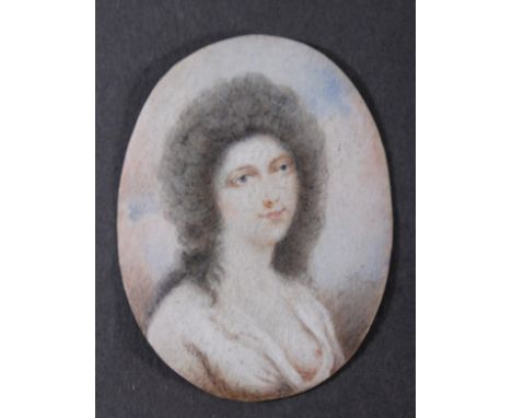   Miniaturportrait aus dem 19. Jh.  Guache auf Papier. Portrait einer jungen Dame mit offenem Dekolleté, unsigniert, im ovale