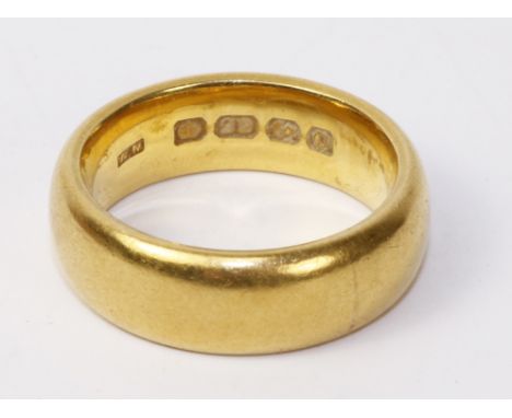 22ct gold wedding band hallmarked approx 11.5gm   Condition Report   Click here for further images, condition, auction times 