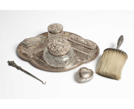 A quantity of silver dressing table items, including an Edwardian tray of quatrefoil shape, Birmingham 1905, 31cm wide, five 
