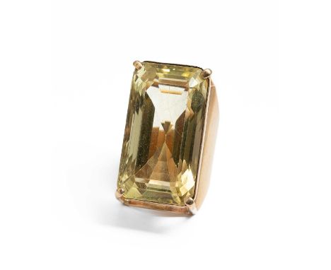 A large 9ct yellow gold and citrine set ring, the rectangular cut citrine approximately 31mm x 17mm x 14mm, ring size approxi