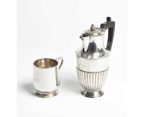 A late Victorian silver hot water jug, Sheffield 1899, of half reeded form with ebonised handle and finial, 18cm high and a s