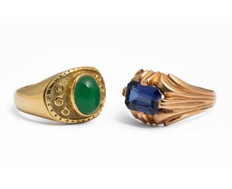 A Portuguese 19k yellow gold chrysoprase ring, set with an oval cabochon stone, ring size T½, gross weight approximately 11g,