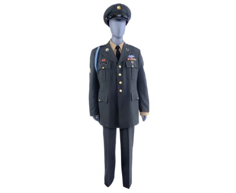 FORREST GUMP - Forrest Gump's (Tom Hanks) Military Dress UniformForrest Gump's (Tom Hanks) military dress uniform from Robert