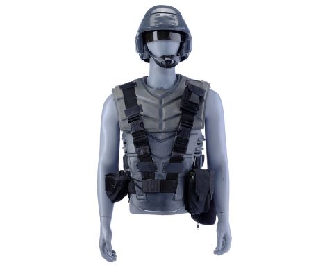 STARSHIP TROOPERS - Male Mobile Infantry Body Armor with HelmetMale Mobile Infantry body armor with helmet from Paul Verhoeve