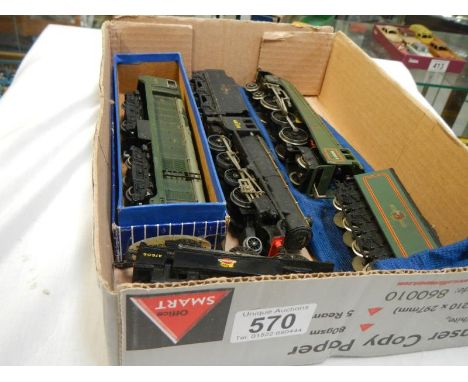 3 Hornby Dublo locomotives, 2 tenders and a triang tank engine.