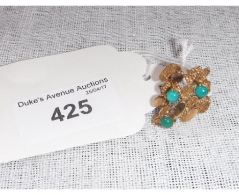 A 1960'S 9CT YELLOW GOLD ABSTRACT RING, set with three cabochon turquoise 