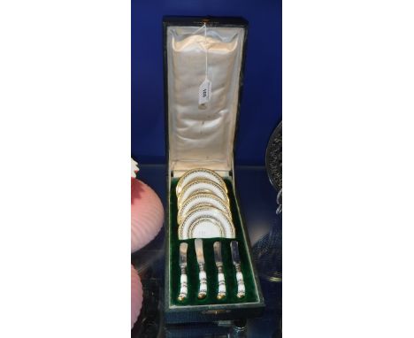 A CASED SET OF FOUR SPODE COPELAND BUTTER DISHES AND KNIVES