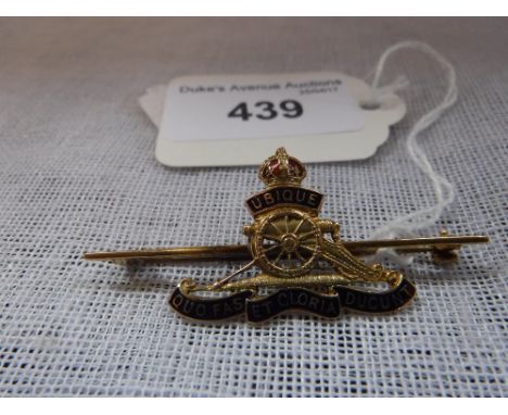 A 9CT YELLOW GOLD AND ENAMEL ROYAL ARTILLERY BAR BROOCH