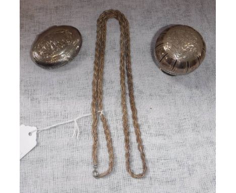 A MODERN SILVER PLAIT-TWIST NECKLACE and two other small items of silverware including an Asian pot and cover and snuff box (