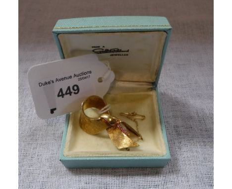 AN 18CT YELLOW GOLD 1960'S STYLISED RIBBON-TIE BROOCH set with a line of six pink stones