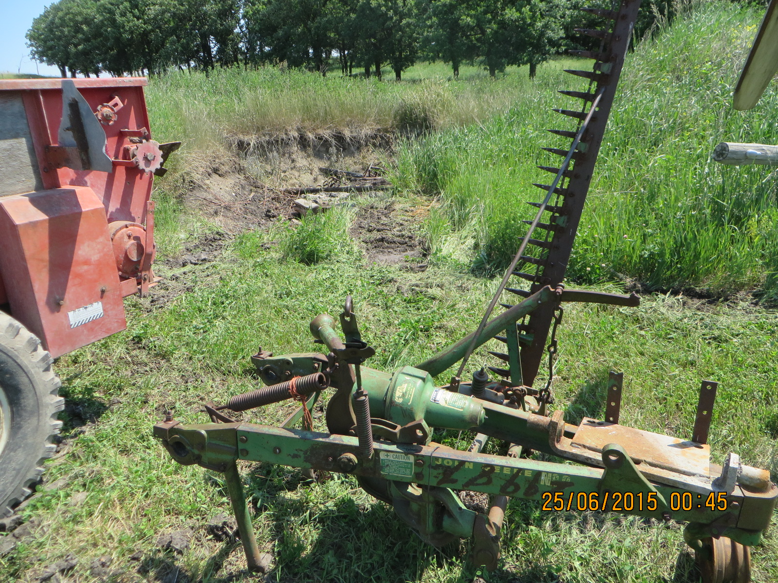 Lot 30 - John Deere #9 semi mount 7 sickle mower with parts machine