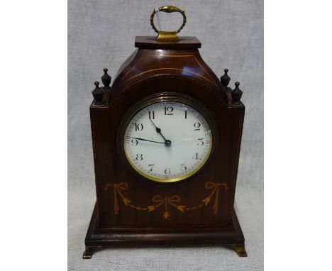 AN EDWARDIAN SHERATON REVIVAL MAHOGANY CASED MANTEL CLOCK, circular movement with platform escapement