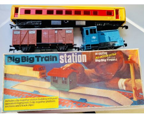 Triang O Gauge Big Big Train Station Kit &amp; Lima O Gauge Dock Shunter &amp; 1x Triang Coach &amp; 1x Lima Wagon