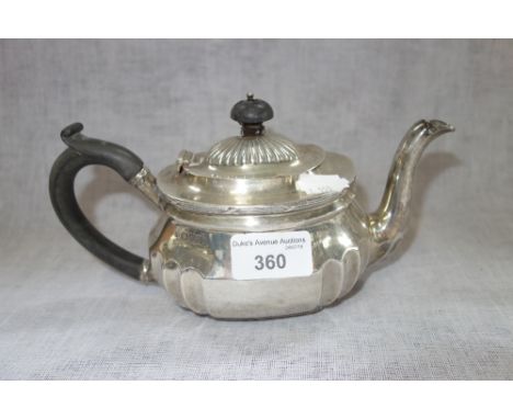 A SILVER BATCHELOR'S TEAPOT, approximately 10 oz 